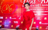 Huyền My dạy catwalk cho thí sinh 