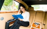 Lý Nhã Kỳ đẹp giản dị bên siêu xe 40 tỷ Rolls-Royce Ghost