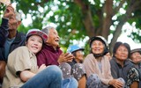 Lý Nhã Kỳ giản dị trong chuyến từ thiện ở Khánh Hòa