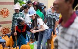 Lý Nhã Kỳ giản dị trong chuyến từ thiện ở Khánh Hòa