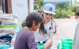 Lý Nhã Kỳ giản dị trong chuyến từ thiện ở Khánh Hòa