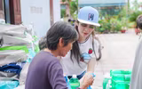Lý Nhã Kỳ giản dị trong chuyến từ thiện ở Khánh Hòa