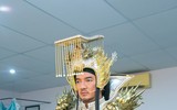 Cận cảnh bộ long bào 