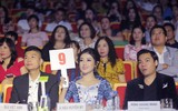 Á hậu Huyền My ngồi 