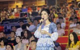 Á hậu Huyền My ngồi 