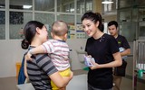 Nghĩa cử đẹp của Á hậu Huyền My trong dịp Quốc tế Thiếu nhi