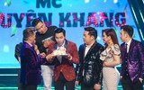 Đàm Vĩnh Hưng mừng sinh nhật Nguyên Khang trên sân khấu