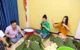 Á hậu Trịnh Kim Chi quây quần bên gia đình gói bánh chưng đón Tết