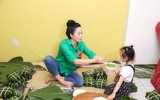 Á hậu Trịnh Kim Chi quây quần bên gia đình gói bánh chưng đón Tết