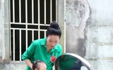 Á hậu Trịnh Kim Chi quây quần bên gia đình gói bánh chưng đón Tết