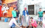 Á hậu Trịnh Kim Chi quây quần bên gia đình gói bánh chưng đón Tết