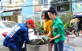Á hậu Trịnh Kim Chi quây quần bên gia đình gói bánh chưng đón Tết