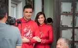 Chồng Tây tay trong tay bên Phương Mai trong lễ ăn hỏi