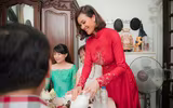 Chồng Tây tay trong tay bên Phương Mai trong lễ ăn hỏi