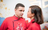 Chồng Tây tay trong tay bên Phương Mai trong lễ ăn hỏi