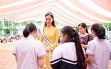 Vẻ đẹp giản dị của Hoa hậu Lương Thùy Linh khi về thăm trường cũ