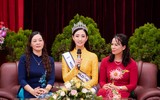 Vẻ đẹp giản dị của Hoa hậu Lương Thùy Linh khi về thăm trường cũ