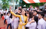 Vẻ đẹp giản dị của Hoa hậu Lương Thùy Linh khi về thăm trường cũ