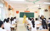 Vẻ đẹp giản dị của Hoa hậu Lương Thùy Linh khi về thăm trường cũ