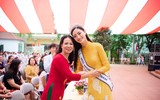 Vẻ đẹp giản dị của Hoa hậu Lương Thùy Linh khi về thăm trường cũ