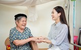 Vẻ đẹp giản dị của Hoa hậu Lương Thùy Linh khi về thăm trường cũ