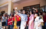 Vẻ đẹp giản dị của Hoa hậu Lương Thùy Linh khi về thăm trường cũ