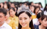 Vẻ đẹp giản dị của Hoa hậu Lương Thùy Linh khi về thăm trường cũ