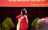 Vẻ đẹp giản dị của Hoa hậu Lương Thùy Linh khi về thăm trường cũ