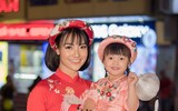 Hồng Quế đưa con gái lên sân khấu diễn áo dài cho bạn thân - Hoa hậu Ngọc Hân