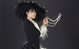 Hoa hậu Tiểu Vy đẹp bí ẩn khi hóa thân thành quý cô cổ điển
