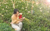 Khoảnh khắc đời thường của Lý Nhã Kỳ: hái hoa, thu hoạch rau củ quả