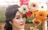 Khoảnh khắc đời thường của Lý Nhã Kỳ: hái hoa, thu hoạch rau củ quả
