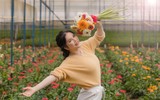 Khoảnh khắc đời thường của Lý Nhã Kỳ: hái hoa, thu hoạch rau củ quả