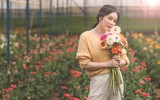 Khoảnh khắc đời thường của Lý Nhã Kỳ: hái hoa, thu hoạch rau củ quả