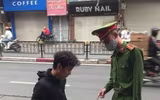Hà Nội tiếp tục nhắc nhở, xử phạt nhiều trường hợp không đeo khẩu trang nơi công cộng