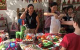 Mua sắm Giáng sinh chợ Tây giữa Thủ đô