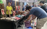 Mua sắm Giáng sinh chợ Tây giữa Thủ đô