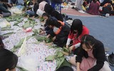 Ngắm học sinh Hà Nội trải nghiệm rán nem, nấu miến bằng bếp củi