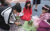 Ngắm học sinh Hà Nội trải nghiệm rán nem, nấu miến bằng bếp củi