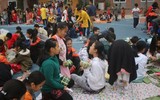 Ngắm học sinh Hà Nội trải nghiệm rán nem, nấu miến bằng bếp củi