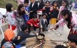 Ngắm học sinh Hà Nội trải nghiệm rán nem, nấu miến bằng bếp củi