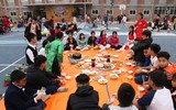 Ngắm học sinh Hà Nội trải nghiệm rán nem, nấu miến bằng bếp củi