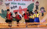 Ngắm học sinh Hà Nội trải nghiệm rán nem, nấu miến bằng bếp củi