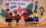 Ngắm học sinh Hà Nội trải nghiệm rán nem, nấu miến bằng bếp củi