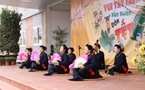 Ngắm học sinh Hà Nội trải nghiệm rán nem, nấu miến bằng bếp củi
