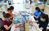 [Ảnh] Dân công sở gói quà, sáng tác nhạc tặng y bác sĩ tuyến đầu chống dịch Covid-19