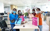 [Ảnh] Dân công sở gói quà, sáng tác nhạc tặng y bác sĩ tuyến đầu chống dịch Covid-19