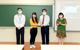 [Ảnh] Sau 3 tháng nghỉ học từ Tết, sinh viên được nhận món quà bất ngờ ngày đầu tiên đến trường