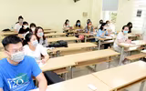 [Ảnh] Sau 3 tháng nghỉ học từ Tết, sinh viên được nhận món quà bất ngờ ngày đầu tiên đến trường
