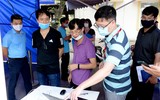 [Ảnh] Sau 3 tháng nghỉ học từ Tết, sinh viên được nhận món quà bất ngờ ngày đầu tiên đến trường